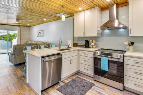 Near Beaches: Waterfront Gem in Anna Maria Island! Villa in Holmes Beach