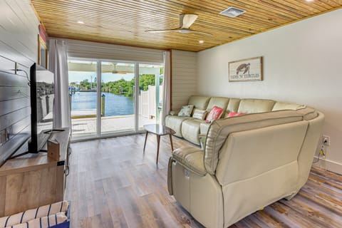 Near Beaches: Waterfront Gem in Anna Maria Island! Villa in Holmes Beach