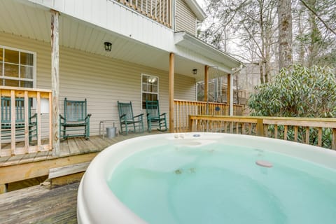 Play & Unwind! Home w/ Hot Tub in Maggie Valley House in Maggie Valley