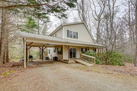 Play & Unwind! Home w/ Hot Tub in Maggie Valley House in Maggie Valley