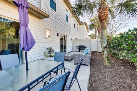 3 Mi to Pier Village: Dog-Friendly St Simons Home! Apartment in Saint Simons Island