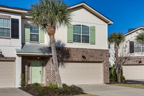 3 Mi to Pier Village: Dog-Friendly St Simons Home! Apartment in Saint Simons Island