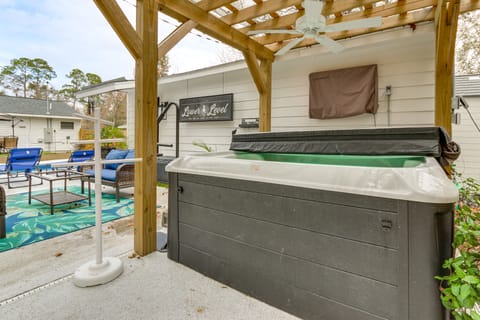Pool, Hot Tub & Backyard Fun! Savannah Retreat House in Port Wentworth