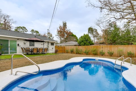 Pool, Hot Tub & Backyard Fun! Savannah Retreat House in Port Wentworth