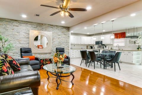 Pool, Hot Tub & Backyard Fun! Savannah Retreat House in Port Wentworth