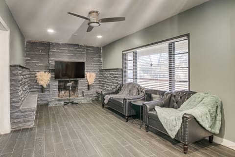 1 Mi to Graceland: Quiet Home w/ Private Yard House in Memphis