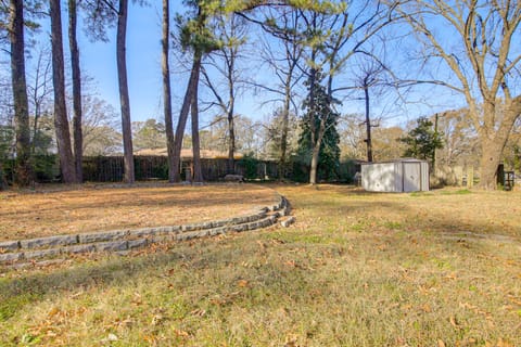 1 Mi to Graceland: Quiet Home w/ Private Yard House in Memphis