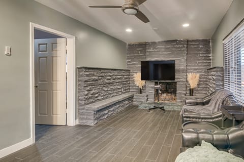 1 Mi to Graceland: Quiet Home w/ Private Yard House in Memphis