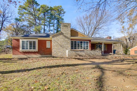 1 Mi to Graceland: Quiet Home w/ Private Yard House in Memphis