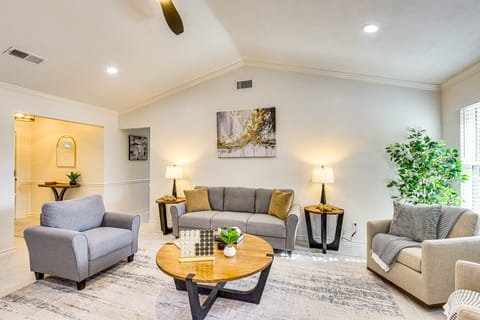 Hot Tub & Fire Pit: Home Near Downtown Texarkana House in Texarkana