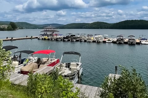 Hot Tub & Mtn Views at Luxe Lake Arrowhead Getaway House in Georgia
