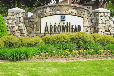 Hot Tub & Mtn Views at Luxe Lake Arrowhead Getaway House in Georgia