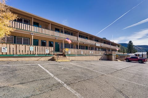 Steps to Skiing! Mtn-View Haven in Dtwn Red River Apartment in Red River