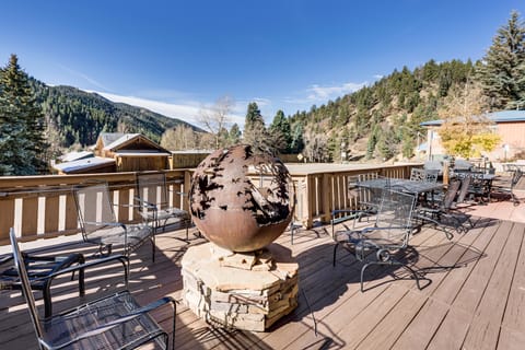 Steps to Skiing! Mtn-View Haven in Dtwn Red River Apartment in Red River