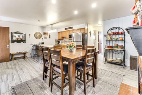 Steps to Skiing! Mtn-View Haven in Dtwn Red River Apartment in Red River