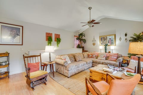 Prime Location! Peaceful Gatlinburg Stay w/ Deck Apartment in Gatlinburg