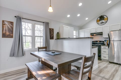 6 Mi to Great Smoky Mtns NP: Mtn-View Townhome Apartment in Gatlinburg