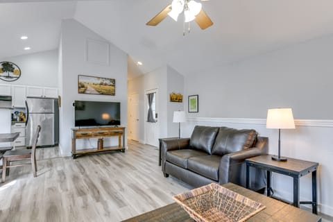 6 Mi to Great Smoky Mtns NP: Mtn-View Townhome Apartment in Gatlinburg