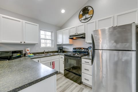 6 Mi to Great Smoky Mtns NP: Mtn-View Townhome Apartment in Gatlinburg