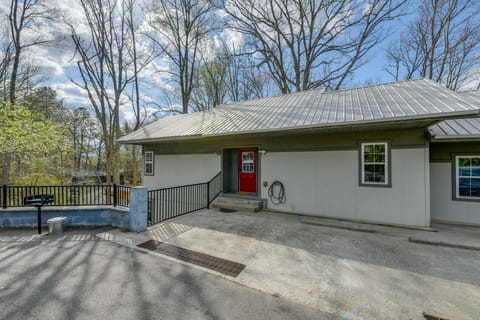 6 Mi to Great Smoky Mtns NP: Mtn-View Townhome Apartment in Gatlinburg