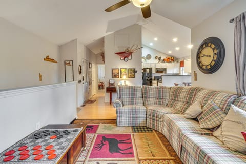 Walk to Galleries: Gatlinburg Stay w/ Mtn Views Apartment in Gatlinburg