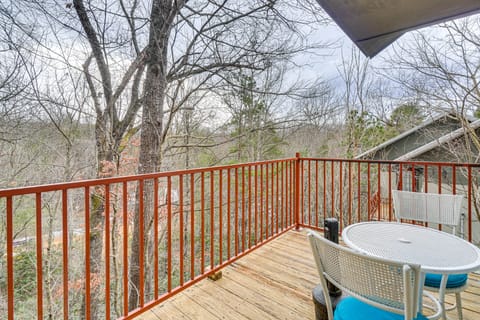 Walk to Galleries: Gatlinburg Stay w/ Mtn Views Apartment in Gatlinburg