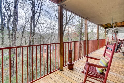Walk to Galleries: Gatlinburg Stay w/ Mtn Views Apartment in Gatlinburg