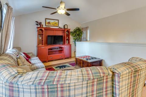 Walk to Galleries: Gatlinburg Stay w/ Mtn Views Apartment in Gatlinburg