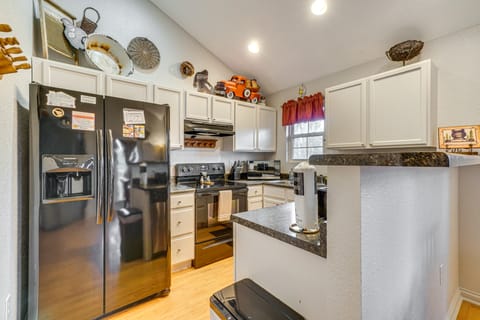 Walk to Galleries: Gatlinburg Stay w/ Mtn Views Apartment in Gatlinburg