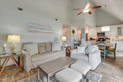Walkable Beach Retreat! Miramar Resort Condo Apartment in Miramar Beach