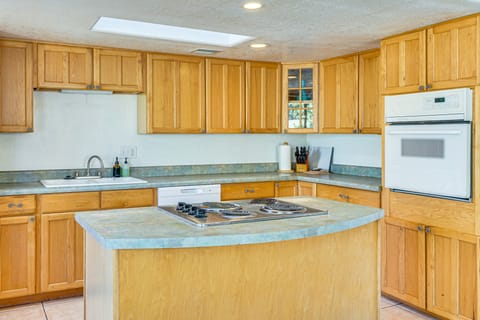 Pet-Friendly Yard! Family Home 6 Mi to Dtwn Tucson House in Tucson