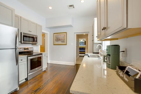 1 Mi to French Quarter: Vintage Single Shotgun! House in New Orleans