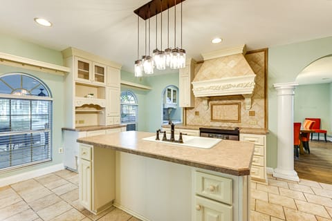 1 Block to Sims Park: Spacious Getaway w/ Balcony House in New Port Richey