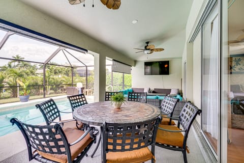 Poolside Lounge & Game Area: Cape Coral Retreat House in Cape Coral