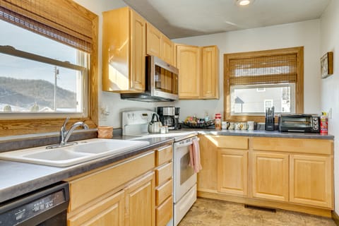 Hunter & Angler Haven 1 Mi to Mississippi River! House in Brownsville