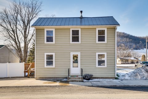 Hunter & Angler Haven 1 Mi to Mississippi River! House in Brownsville