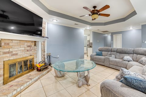 Dallas Area Home w/ Hot Tub, Families Welcome! House in Duncanville