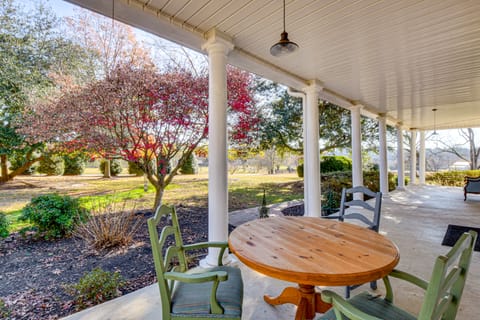 Historic Farmhouse w/ Modern Amenities & Hot Tub House in Lake Hartwell