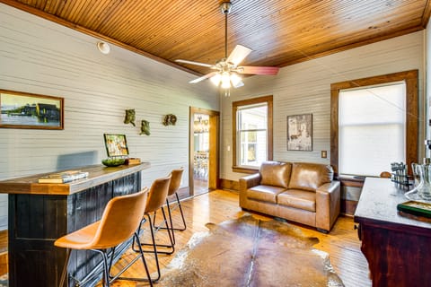 Historic Farmhouse w/ Modern Amenities & Hot Tub House in Lake Hartwell