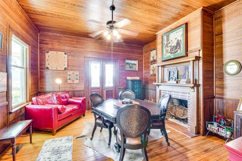 Historic Farmhouse w/ Modern Amenities & Hot Tub House in Lake Hartwell