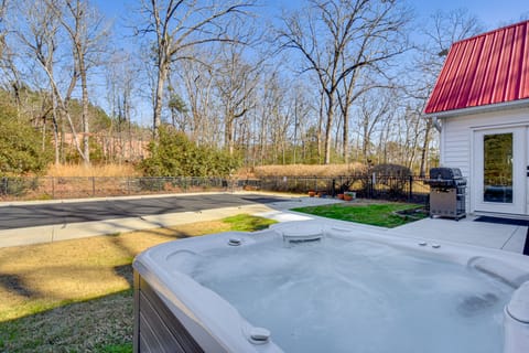 Historic Farmhouse w/ Modern Amenities & Hot Tub House in Lake Hartwell