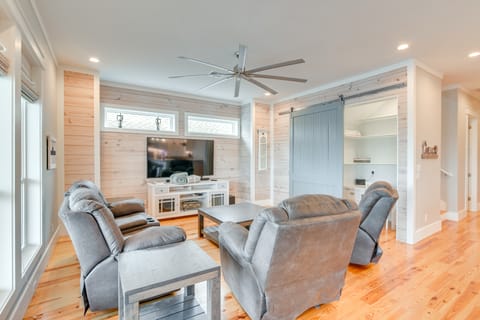 Walk to Beach! Bayfront Port Bolivar Home w/ Dock House in Texas City