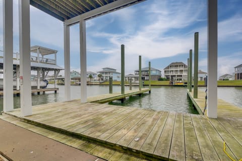 Walk to Beach! Bayfront Port Bolivar Home w/ Dock House in Texas City