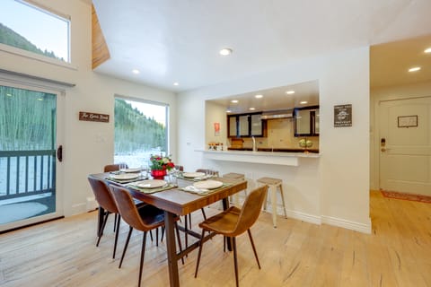 5 Mi to Vail Ski Resort! Cozy Condo w/ Mtn Views Apartment in Vail