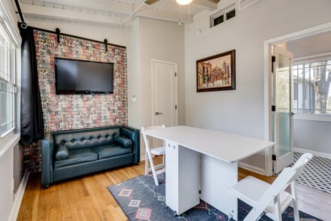 Convenient Couple's Retreat 3 Mi to Dtwn Austin! Apartment in Austin