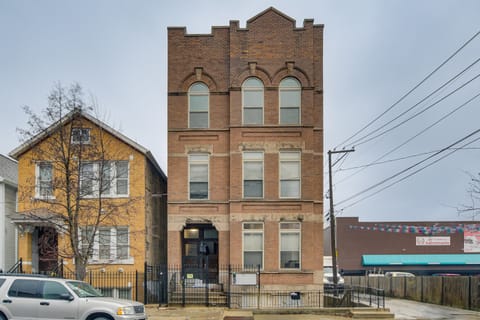 Heart of Wicker Park! Updated Apt in Walkable Area Apartment in Wicker Park