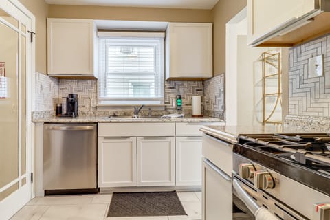 Extended Stay in Metro Detroit: Home w/ Yard! House in Inkster