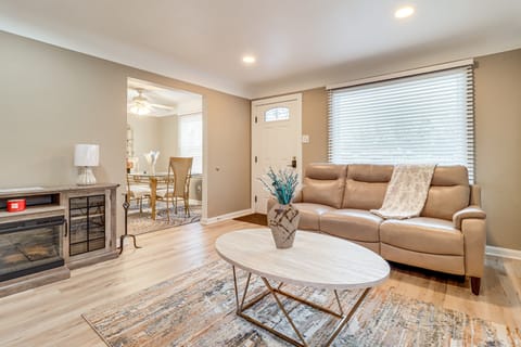 Extended Stay in Metro Detroit: Home w/ Yard! House in Inkster