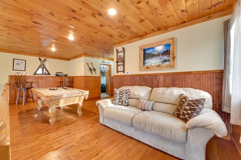 Walk to Hunter Village! Family Ski Retreat w/ Deck Apartment in Hunter