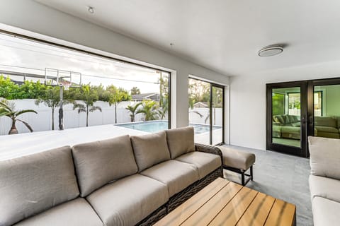 1 Mi to Beach! Modern Tropical Retreat in Naples House in Naples Park